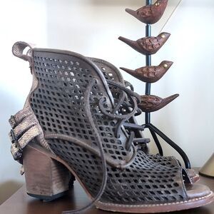 Freebird By Steven Benni Size 9 Lace Up Open Toe Leather Mesh Booty Taupe Snake